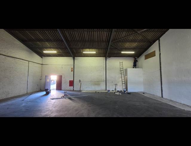 170M² WAREHOUSE TO LET IN CHARLESTON HILL