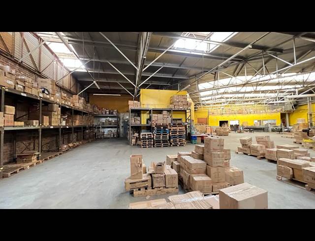 800M² WAREHOUSE TO LET IN NEW CENTRE