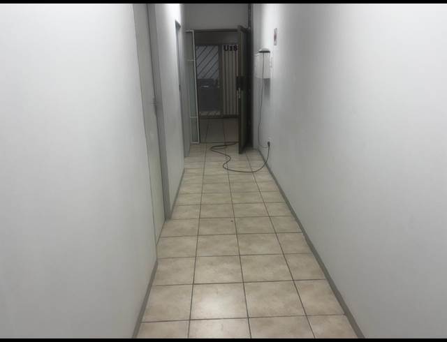 18M² SERVICED OFFICE TO LET IN SAVOY ESTATE