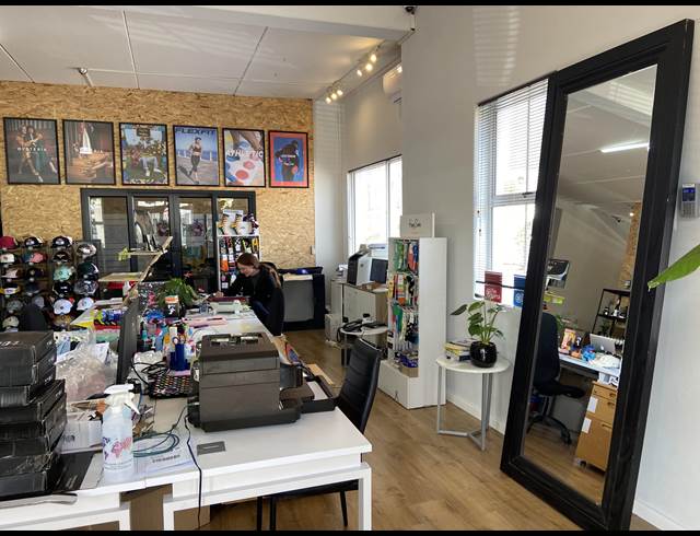 183M² BUSINESS TO LET IN WESTLAKE