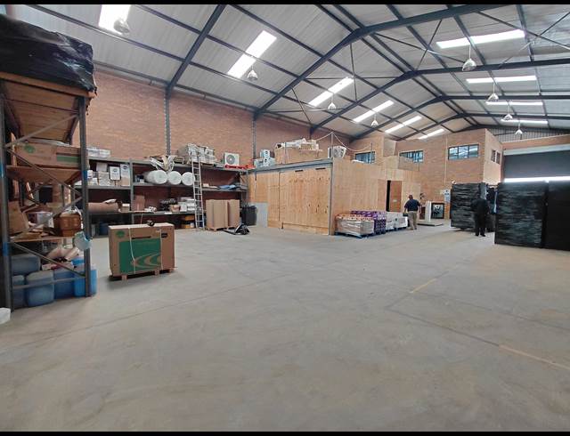 500M² WAREHOUSE TO LET IN POMONA