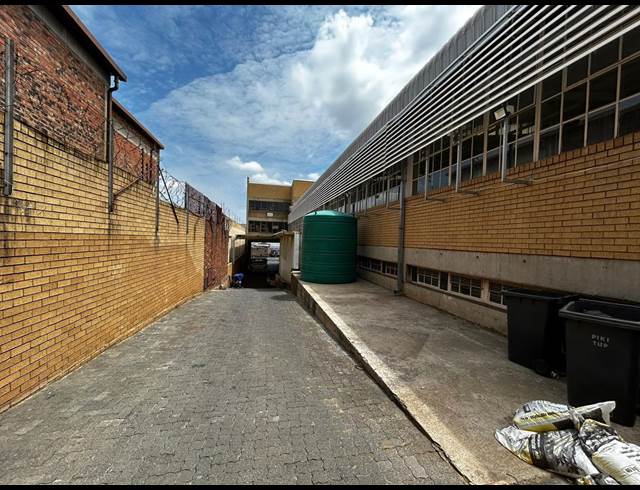 422M² WAREHOUSE TO LET IN KEW