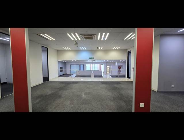 1,050M² SHOWROOM TO LET IN NORTH RIDING