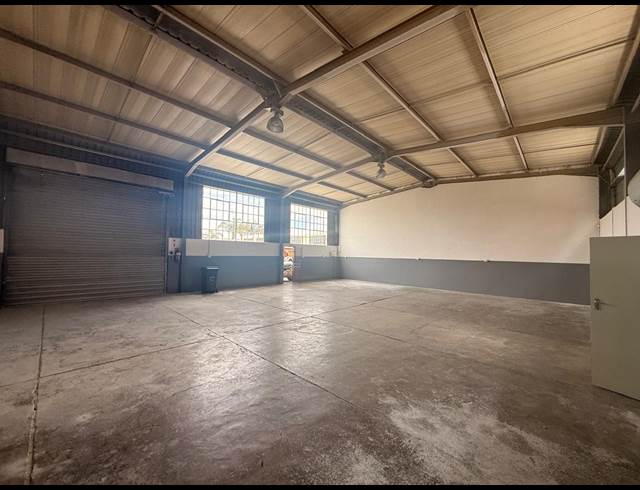230M² WAREHOUSE TO LET IN APEX