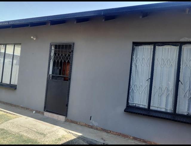 2 bed property to rent in CROWN GARDENS