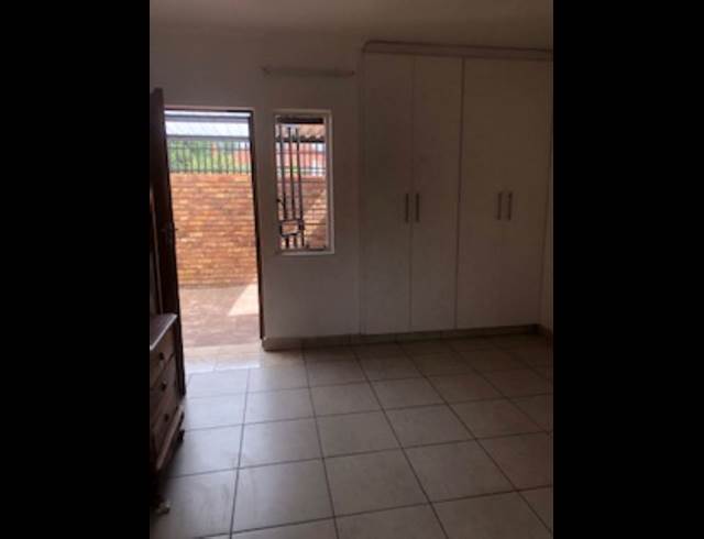 2 bed property to rent in FLORIDA
