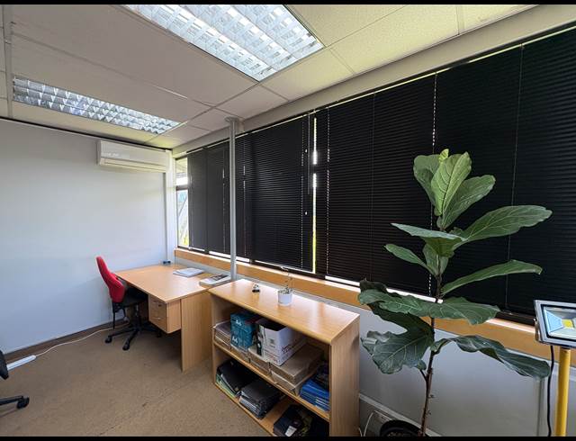 193M² OFFICE TO LET IN PAROW NORTH