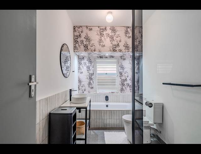 2 BEDROOM APARTMENT TO LET IN SEA POINT