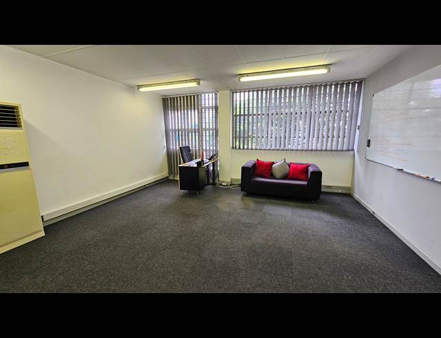 1,146M² WAREHOUSE TO LET IN JET PARK