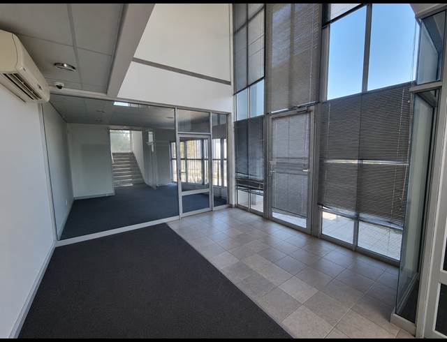 2,348M² WAREHOUSE TO LET IN LONGMEADOW