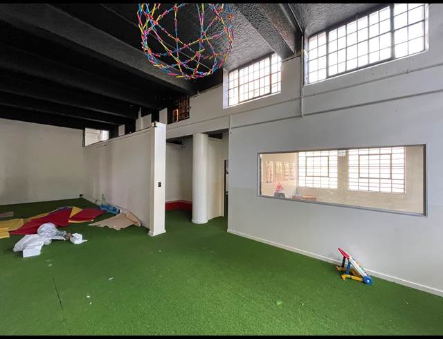 500M² FULL FLOOR TO LET IN GARDENS