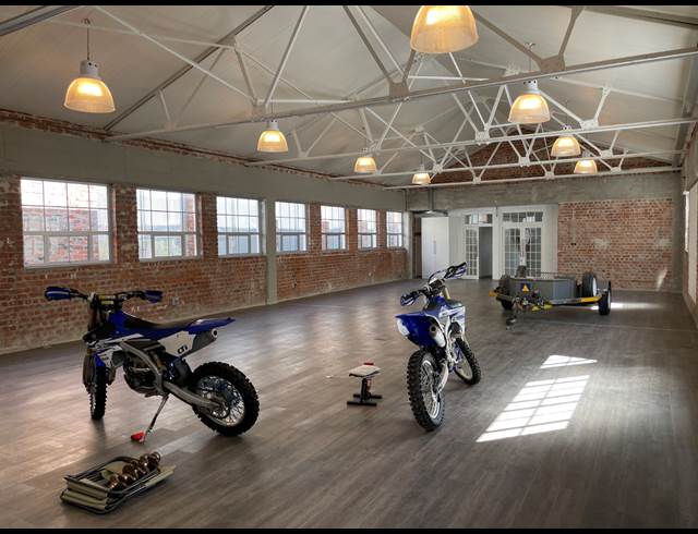 930M² SHOWROOM TO LET IN GARDENS