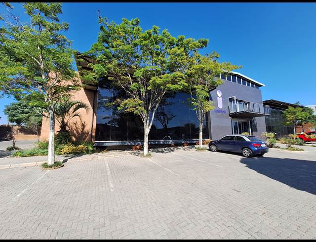 2,221M² SHOWROOM TO LET IN NORTH RIDING