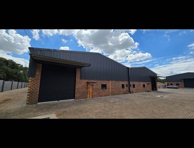 2,040M² WAREHOUSE TO LET IN CROWN