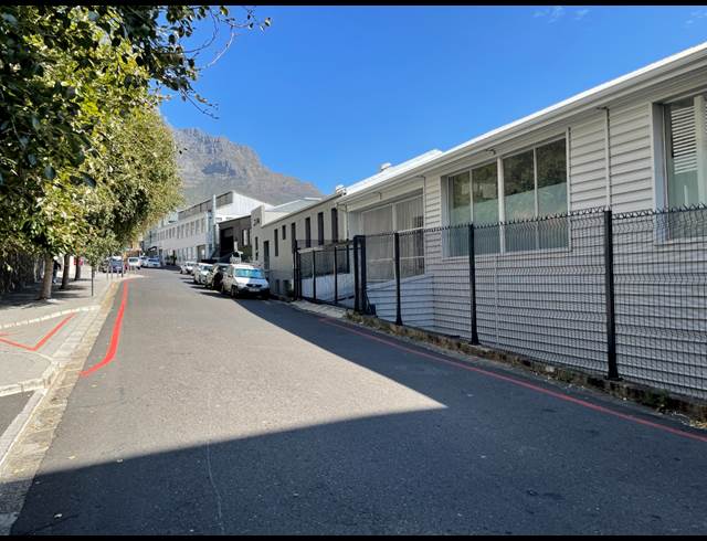 930M² SHOWROOM TO LET IN GARDENS