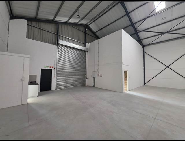 700M² WAREHOUSE TO LET IN FIRGROVE INDUSTRIAL ESTATE