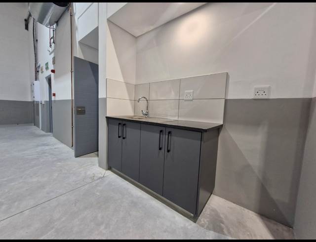 761M² WAREHOUSE TO LET IN STIKLAND INDUSTRIAL