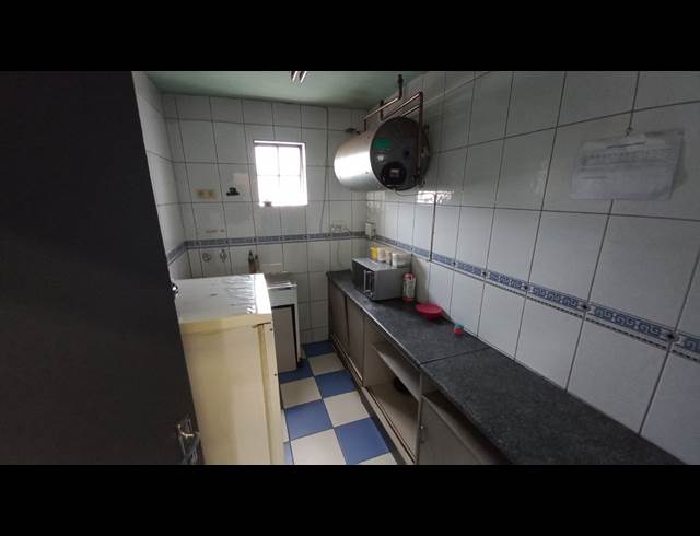 2,300M² SHOWROOM TO LET IN ANDERBOLT