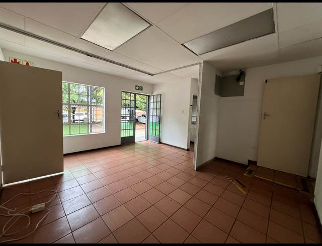 340M² WAREHOUSE TO LET IN HENNOPSPARK INDUSTRIAL