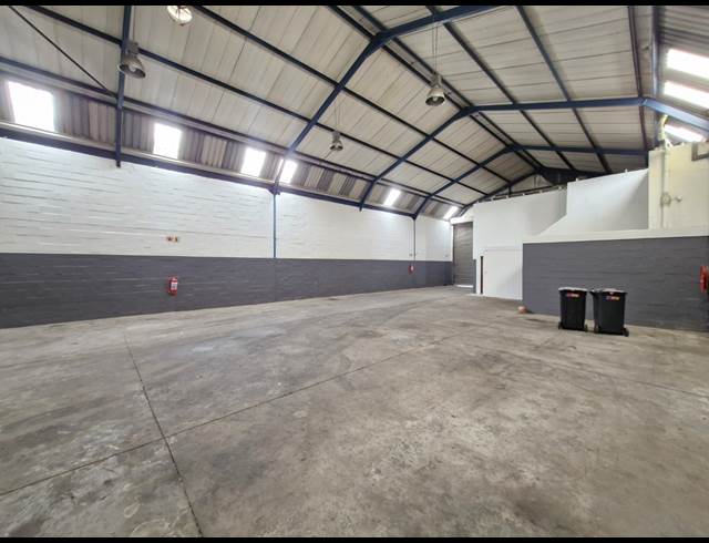 350M² WAREHOUSE TO LET IN STIKLAND INDUSTRIAL