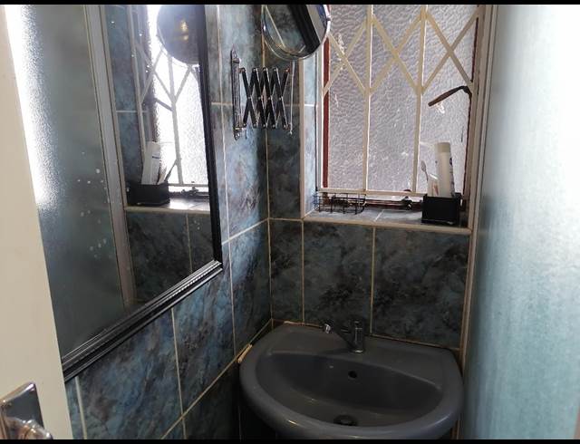 2 bed property to rent in CROWN GARDENS