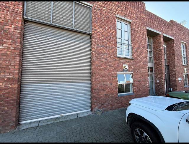 338M² WAREHOUSE TO LET IN STIKLAND INDUSTRIAL