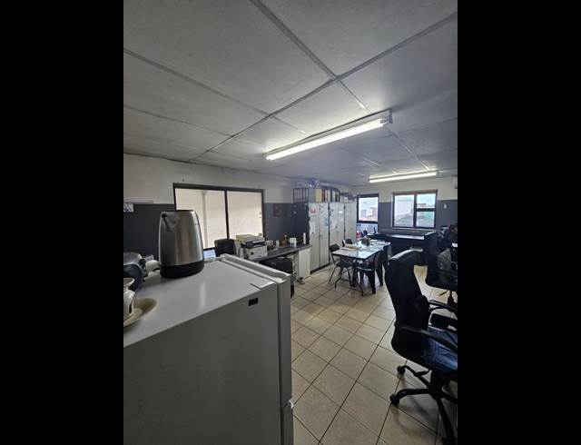 275M² WAREHOUSE TO LET IN STIKLAND INDUSTRIAL