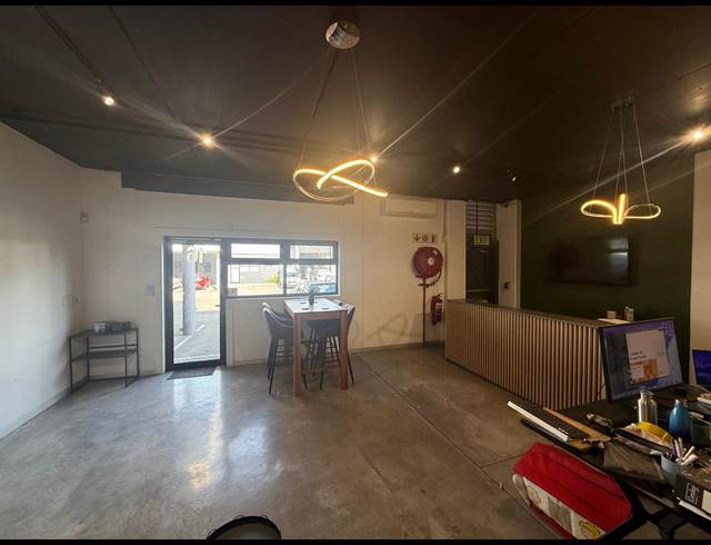 300M² OFFICE TO LET IN STIKLAND INDUSTRIAL