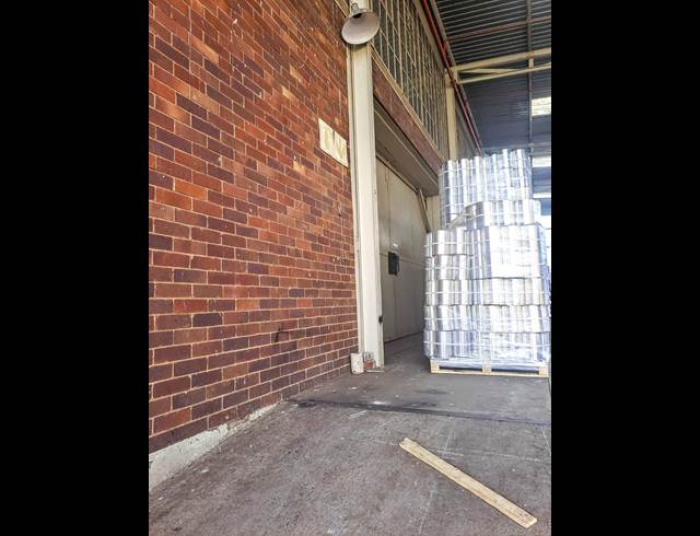 1,100M² WAREHOUSE TO LET IN LONGDALE