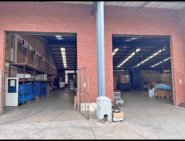 2,720M² WAREHOUSE TO LET IN FOUNDERS VIEW