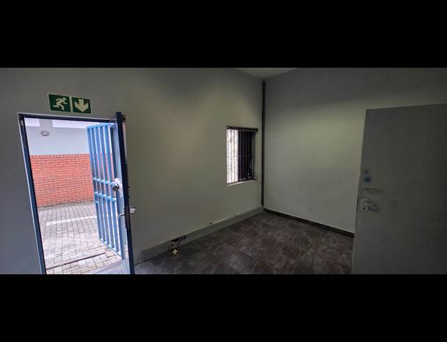 360M² WAREHOUSE TO LET IN RIVERSIDE PARK