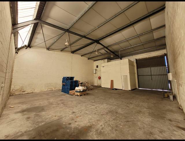 240M² WAREHOUSE RENTED IN KILLARNEY GARDENS