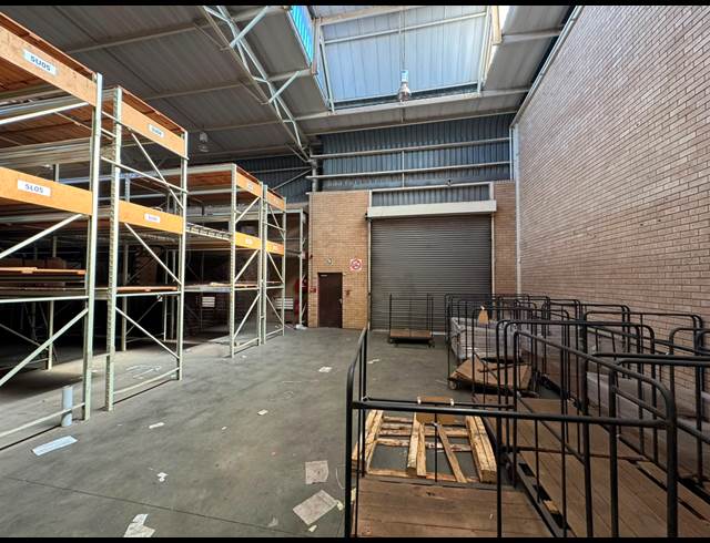 950M² WAREHOUSE TO LET IN CROWN