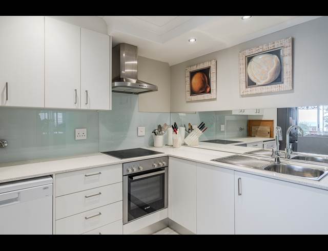 2 BEDROOM APARTMENT TO LET IN BANTRY BAY