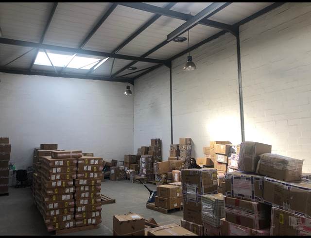299M² WAREHOUSE TO LET IN STIKLAND INDUSTRIAL