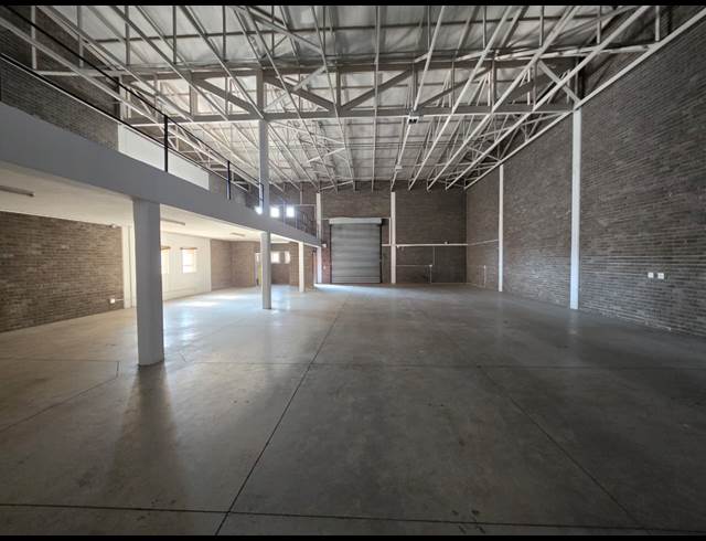 1,100M² WAREHOUSE TO LET IN STORMILL