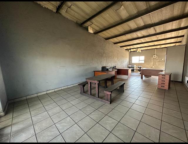 80M² RETAIL TO LET IN NAAUWPOORT