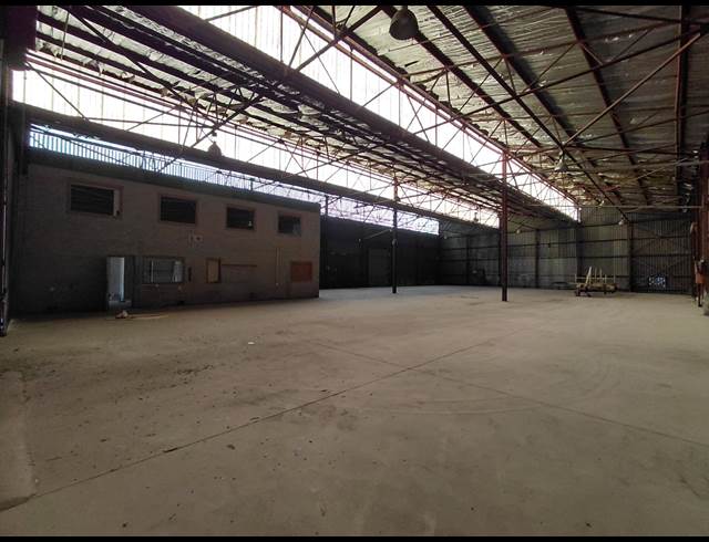 1,100M² WAREHOUSE TO LET IN CLAYVILLE