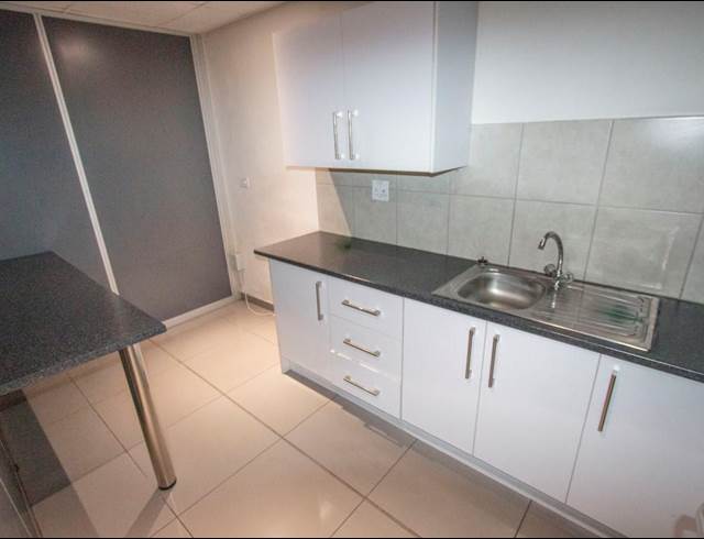 1,000M² SHOWROOM TO LET IN BRYANSTON