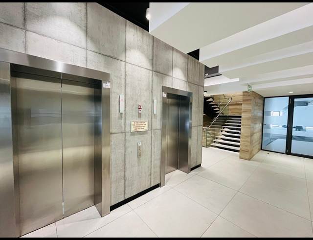 348M² OFFICE TO LET IN VORNA VALLEY