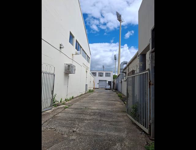 180M² BUILDING TO LET IN ARCADIA