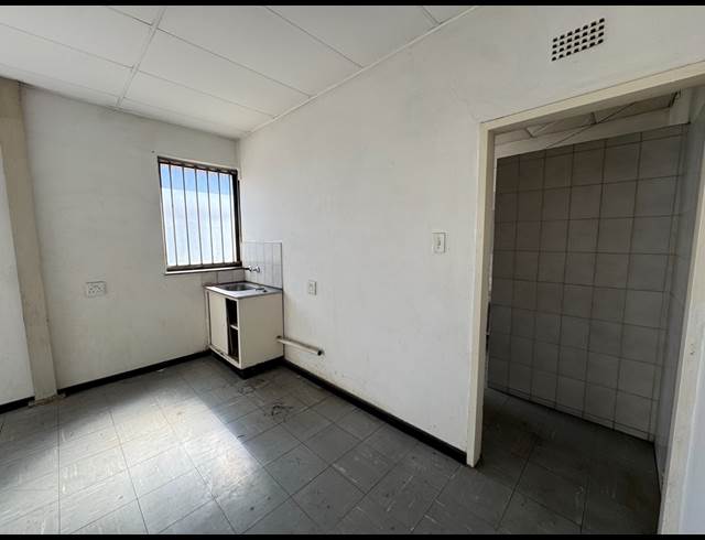 850M² WAREHOUSE TO LET IN STORMILL