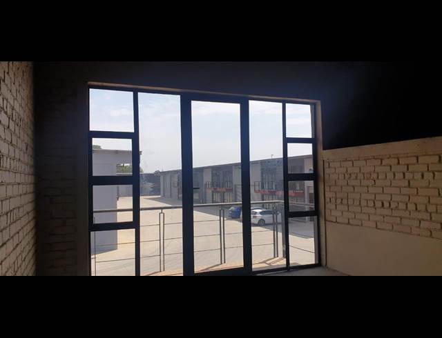 135M² WAREHOUSE TO LET IN POMONA