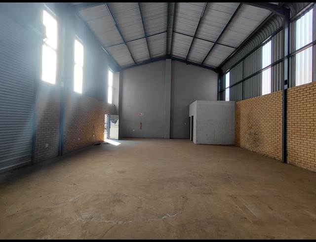273M² WAREHOUSE TO LET IN CLAYVILLE