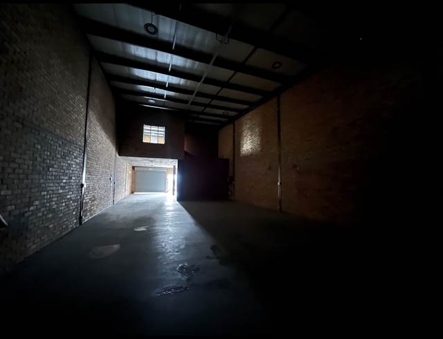 281M² WAREHOUSE TO LET IN HENNOPSPARK INDUSTRIAL