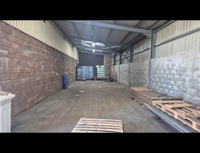 2,330M² WAREHOUSE TO LET IN RETREAT