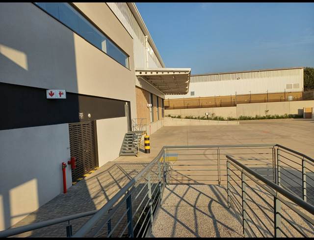 3,573M² WAREHOUSE TO LET IN POMONA
