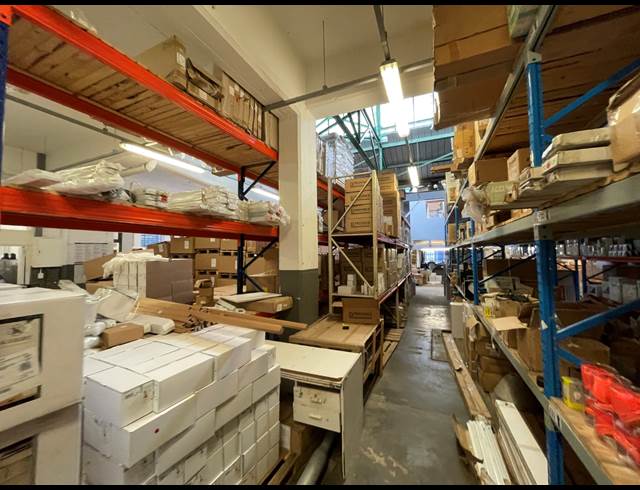 1,600M² WAREHOUSE TO LET IN GARDENS
