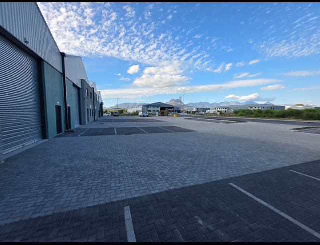 1,098M² WAREHOUSE TO LET IN FIRGROVE