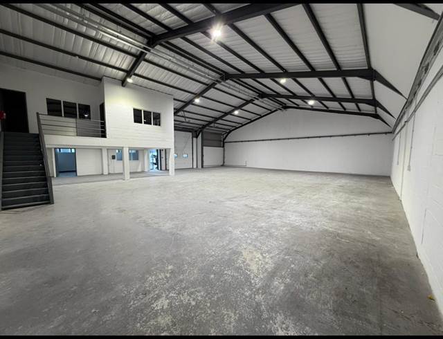 444M² WAREHOUSE TO LET IN RETREAT